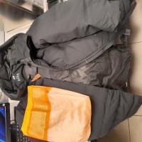CS892/2024 PIUMINO NERO UNIQLO CON SACCHETTO GIALLO